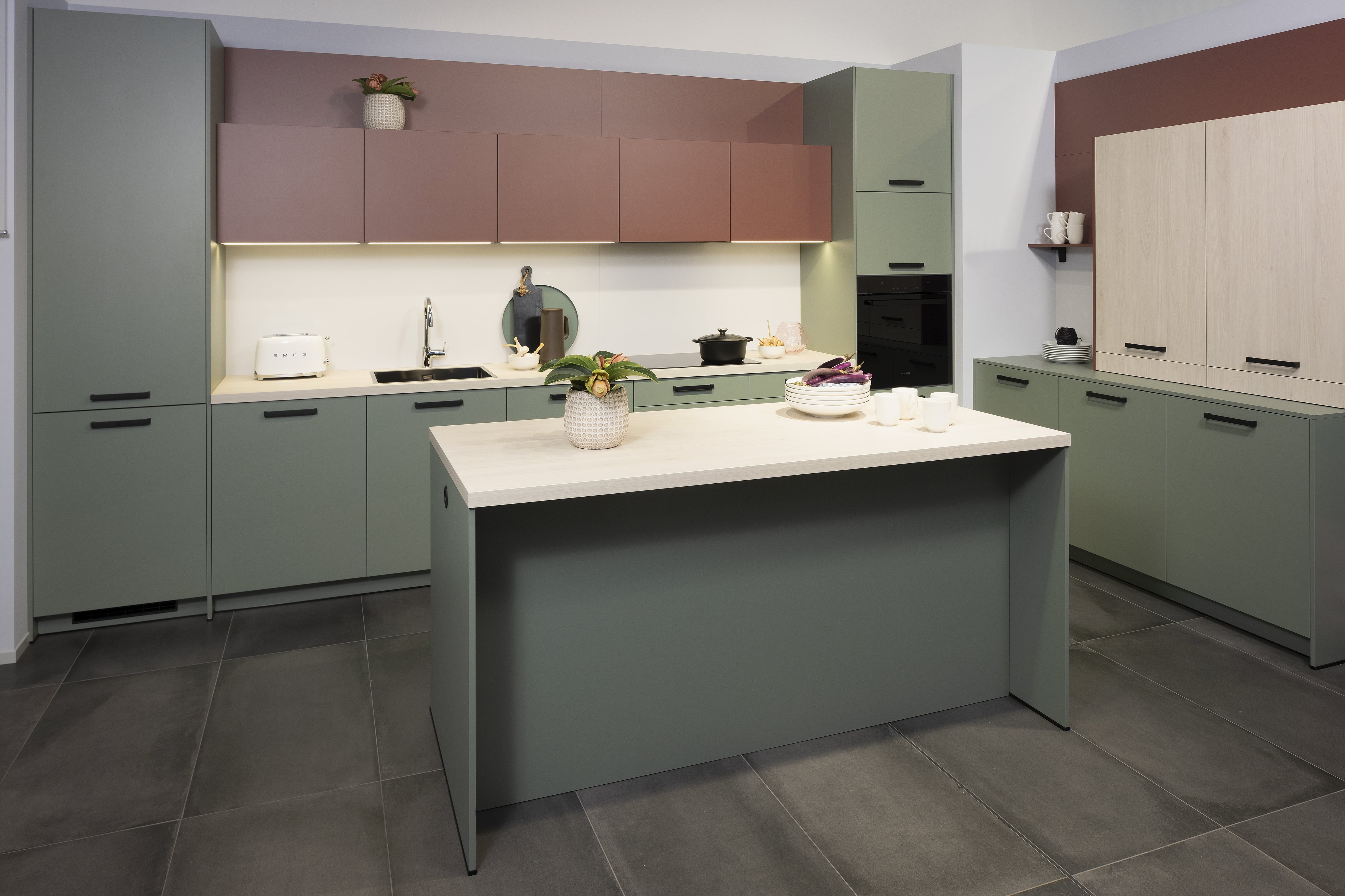Artego Pastell Eukalyptus und Pastell Oxidrot - klassische farbige Küche mit Kücheninsel