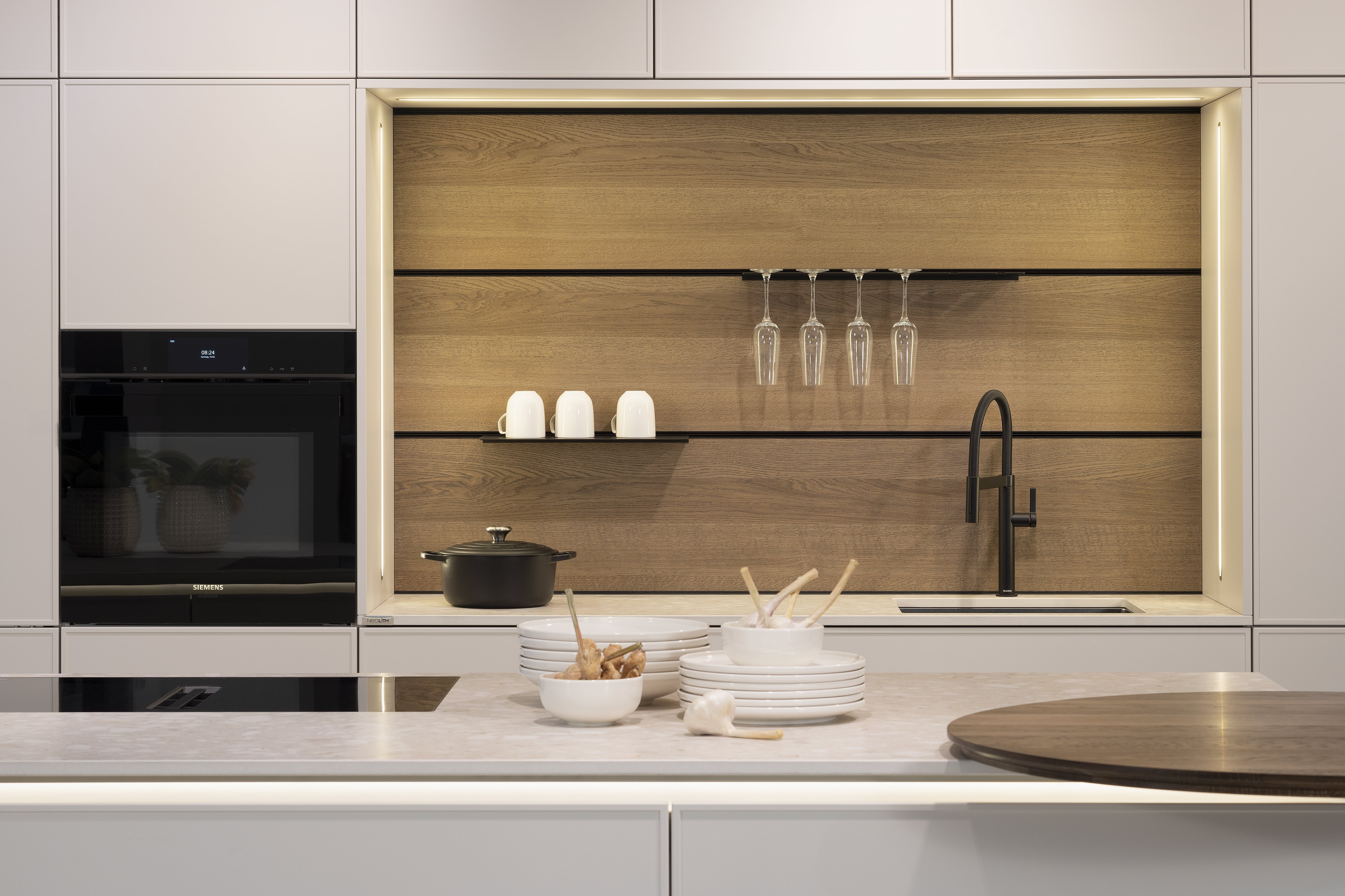 BALLERINA Atlanta live simple light pepper - Fokus auf Regal mit Nischenrückwand aus Holz