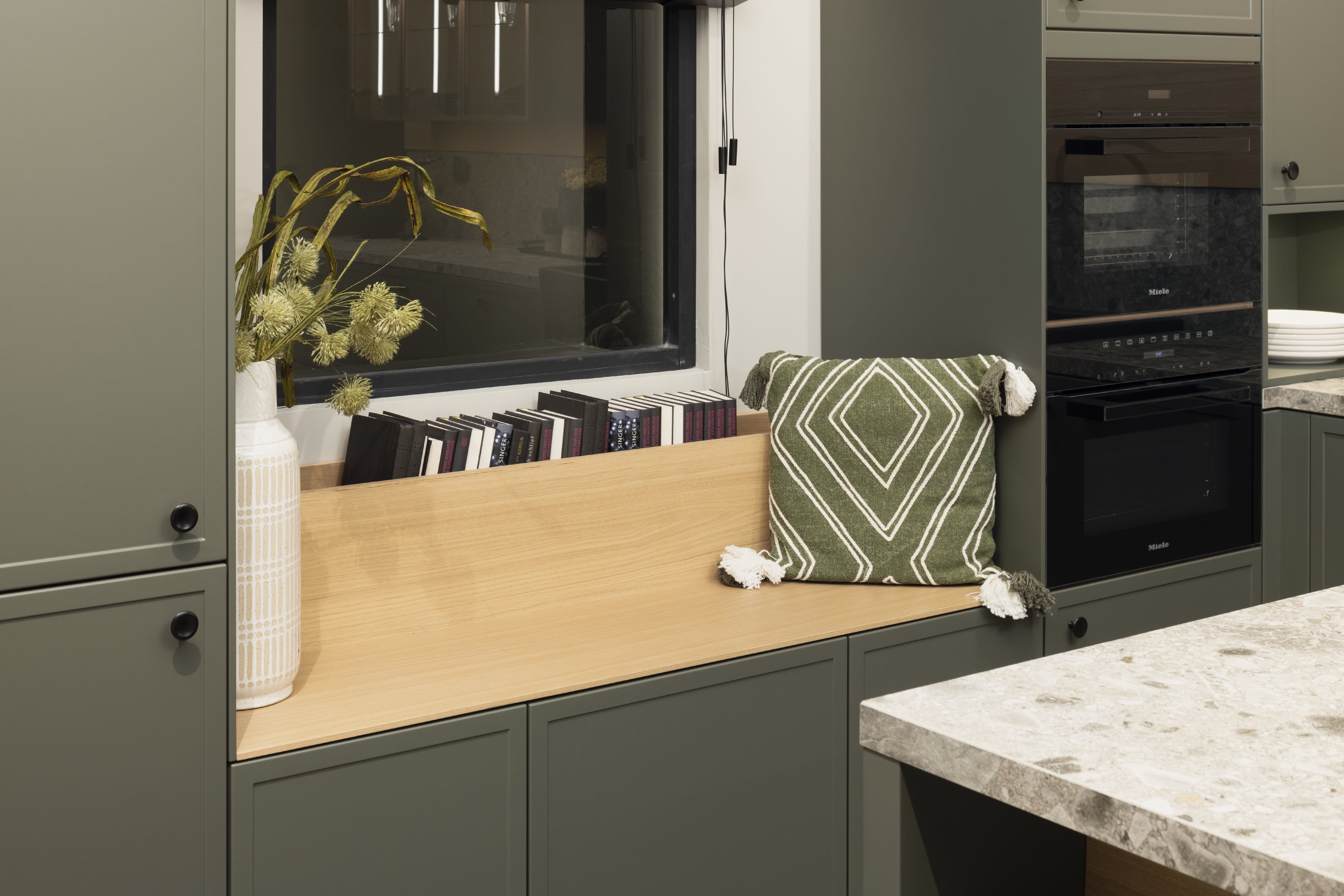 HÄCKER Systemat moderne Landhausküche Iseo Gris und Feineiche - Detailansicht Sitznische auf Unterschränken