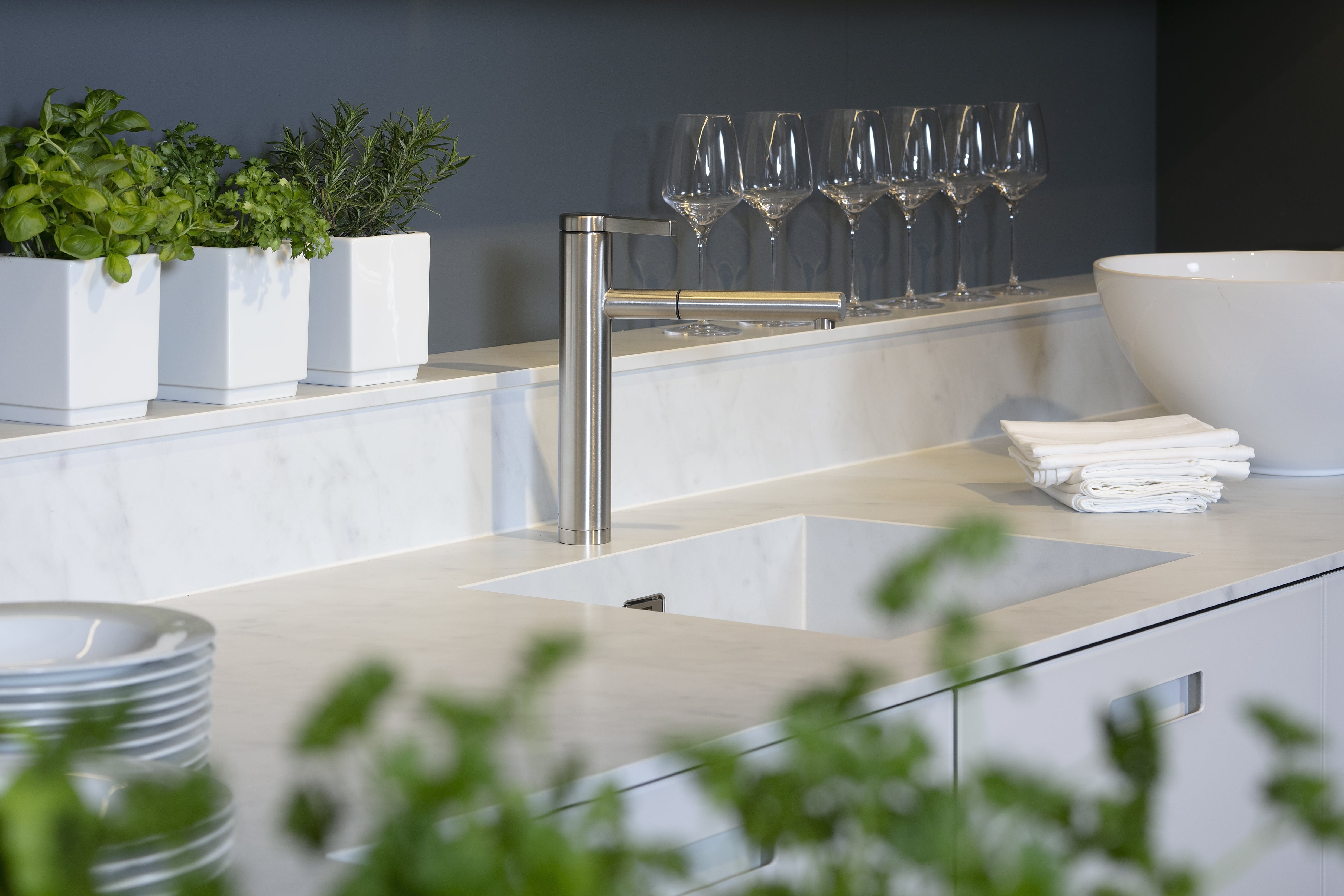 NEXT125 Kristallweißgraue Küche mit Marmor-Arbeitsplatte