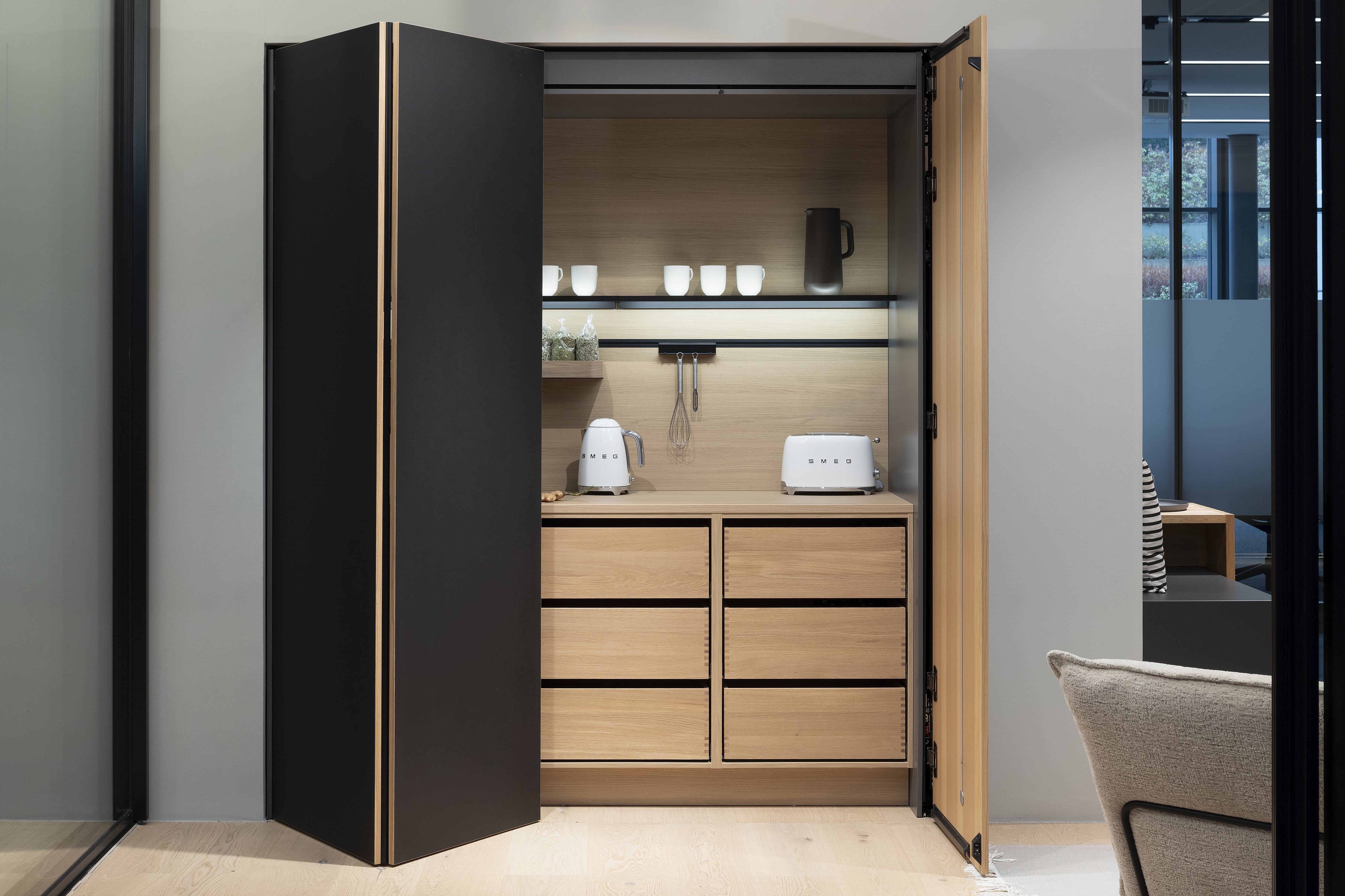 HÄCKER Systemat Feineiche Linoleum Black - Teeküche mit Schiebetür