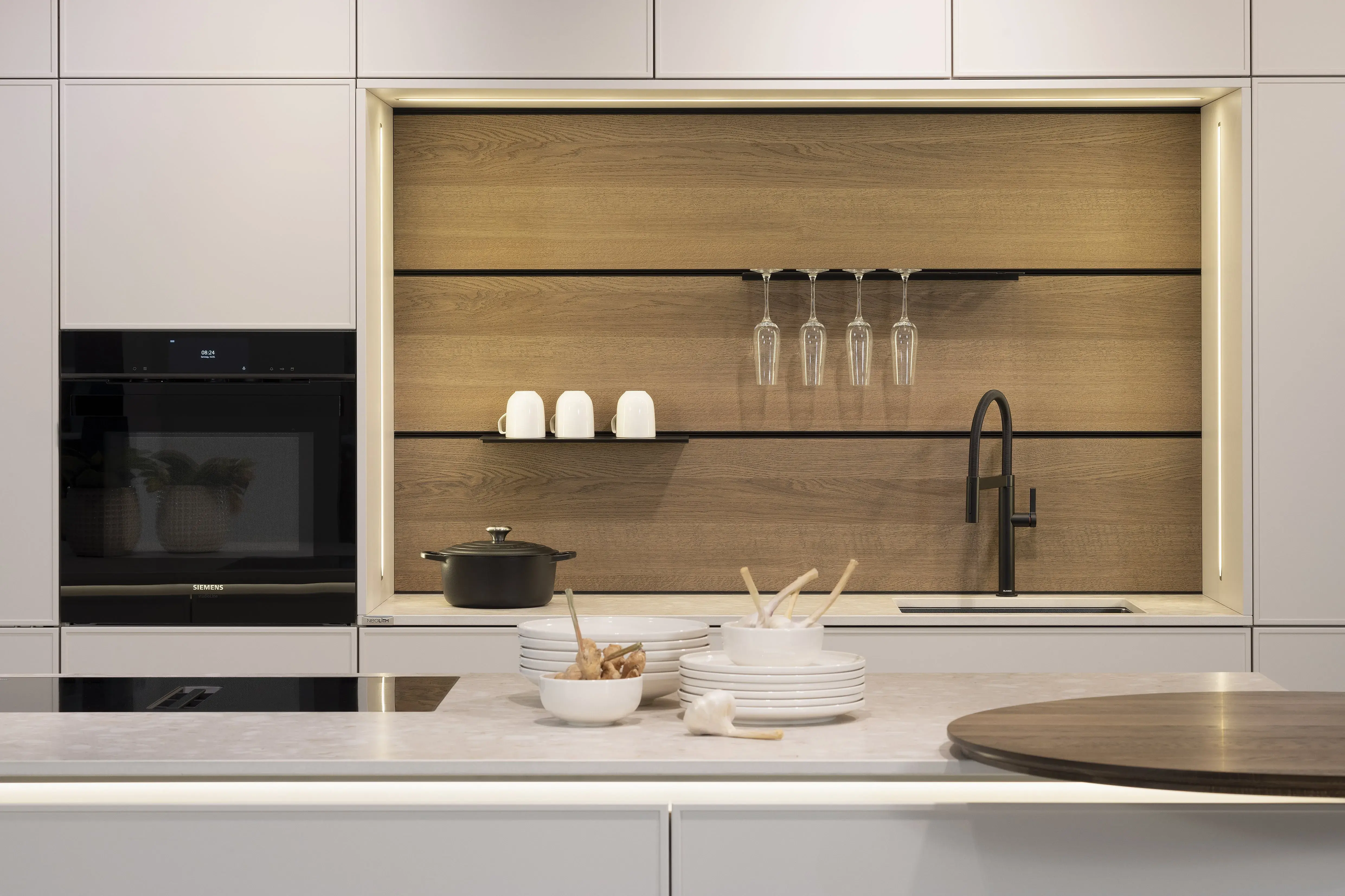 BALLERINA Atlanta live simple light pepper - Fokus auf Regal mit Nischenrückwand aus Holz