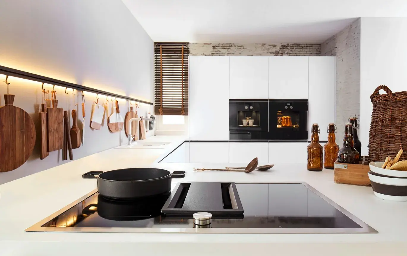 Kochfeld_Muldenlüftung_Dunstabzug_Kaffeevollautomat_Backofen_Spüle_Küche